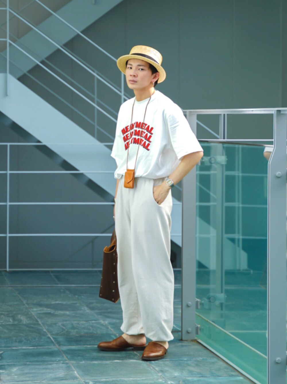 「WEARyouthコーデ、夏だ！Tシャツ着よう！、ビッグシルエット、淡色コーデ、プチプラ、麦わら帽子、休日スタイル、夏コーデ、モノトーン、白パンツ、古着MIX、スウェットパンツ、ロゴT、トートバッグ、フェススタイル」｜「Hender Schemeのcheak（その他シューズ、ブラウン系）」を使った、idakaさん（メンズ・171cm）の夏コーディネートの1枚目の写真