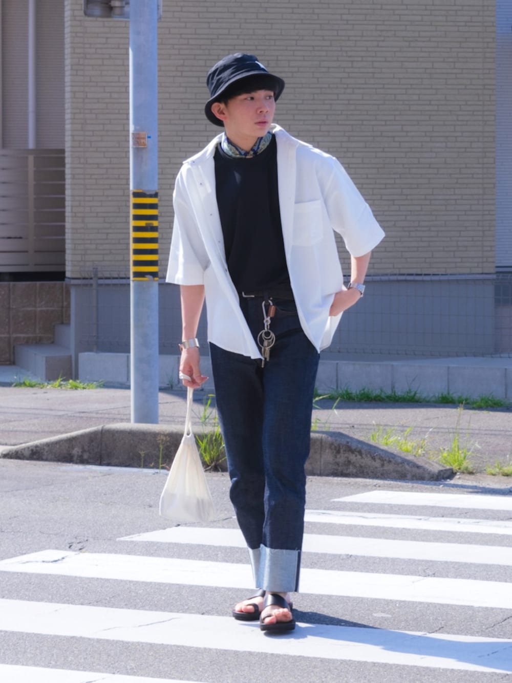 「休日スタイル、シャツスタイル、タックイン、バケットハット、トングサンダル、モノトーン、プチプラ、きれいめカジュアル、韓国ファッション、カラー×コーデ、ミニバッグ、古着MIX、シンプルコーデ、夏コーデ、黒Tシャツ」｜「MONKEY TIMEの＜monkey time＞ SELVAGE DENIM ROLL UP STRAIGHT/ロールアップデニムパンツ（デニムパンツ、ブルー系）」を使った、idakaさん（メンズ・171cm）の春コーディネートの1枚目の写真