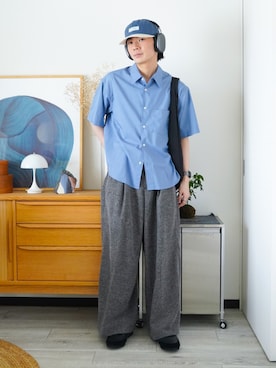 パンツ（グレー系）を使った「青シャツ」の人気ファッション