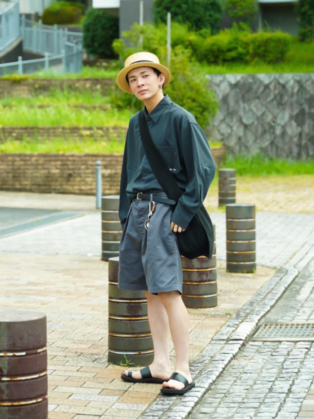 「アツいコーデ全部見せ、休日スタイル、韓国ファッション、カラー×コーデ、ショルダーバッグ、淡色コーデ、麦わら帽子、シャツスタイル、モノトーン、サンダル、プチプラ、ビッグシルエット、ブラックコーデ、ハーフパンツ、きれいめカジュアル」｜「Naive magicの【a】ナチュラルストレッチポリエステル バックプリント＆フラワー刺繍 バルーンスリーブ スリットシャツ 長袖（シャツ/ブラウス、グレー系）」を使った、idakaさん（メンズ・171cm）の夏コーディネートの1枚目の写真