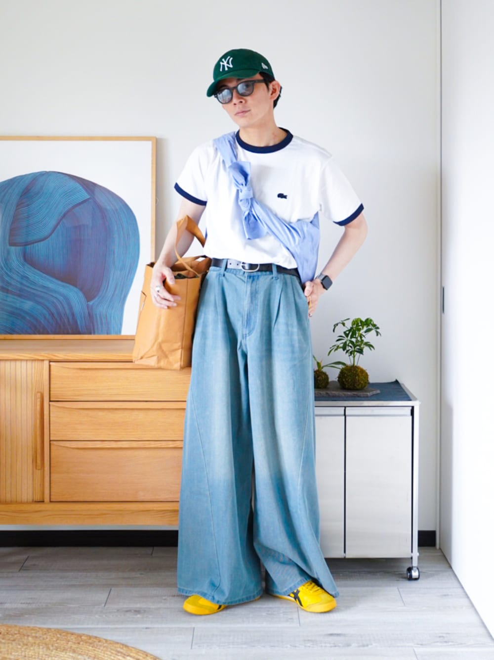 「やっぱり帽子が好き、スポーツミックス、春夏コーデ、サングラス、キャップ、トートバッグ、ワイドパンツ、フレアパンツ、古着MIX、デニム、シンプルコーデ、淡色コーデ、休日スタイル、お出かけコーデ、スニーカー」｜「LACOSTEの【オンライン限定】LACOSTE ワンポイントロゴ リンガーTシャツ（Tシャツ/カットソー、ホワイト系）」を使った、idakaさん（骨格ナチュラル・メンズ・171cm）の春コーディネートの1枚目の写真