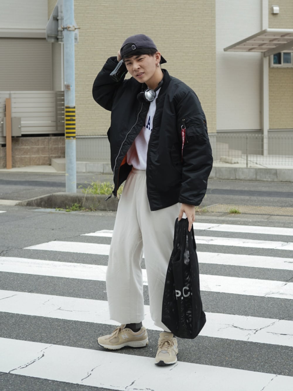 「秋コーデ、MA-1、キャップ、ビッグシルエット、モノトーン、ベージュ、スウェット、ロンT、ストリート、スニーカー、厚底シューズ、トートバッグ、韓国ファッション、プチプラ、ブルゾン」｜「NEW ERAのWEGO/【WEB限定】NEW ERA 9TWENTY（キャップ、ブルー系）」を使った、idakaさん（メンズ・171cm）の秋コーディネートの1枚目の写真