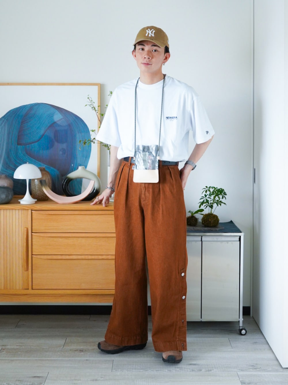 「PR、NewEra、ニューエラ、キャップ、白Tシャツ、ロゴT、デニム、お出かけコーデ、プチプラ、休日スタイル、厚底シューズ、デートコーデ、テーマパークコーデ、アウトドアスタイル、スニーカー」｜「ZOZOMARKETのZOZOMARKET by idaka-サイドボタンバギーデニム（デニムパンツ、ブラウン系）」を使った、idakaさん（骨格ナチュラル・メンズ・172cm）の夏コーディネートの1枚目の写真