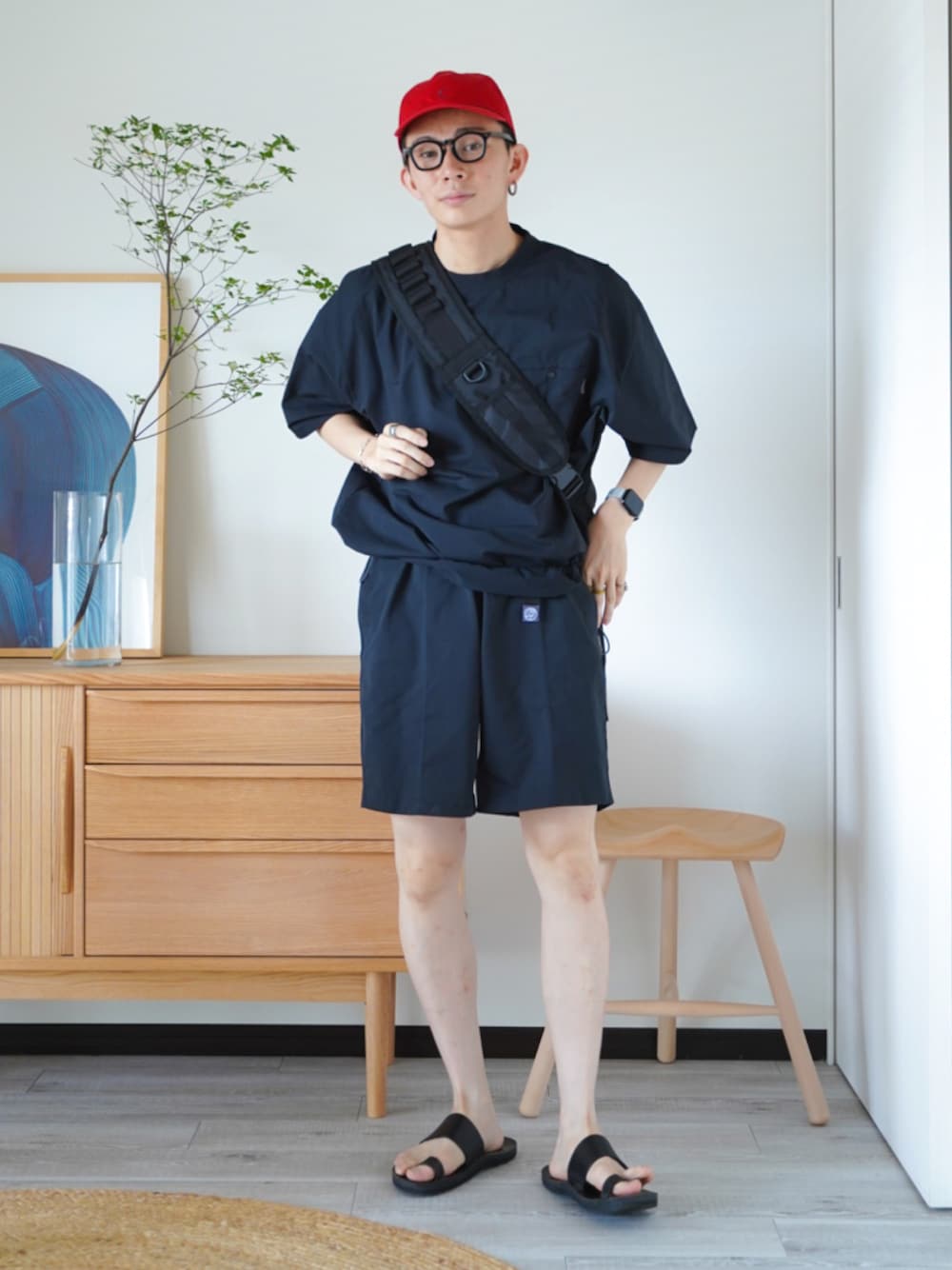 「スポーツミックス、休日スタイル、きれいめカジュアル、夏コーデ、キャップ、サンダル、モノトーン、プチプラ、ブラックコーデ、ショルダーバッグ、アウトドアスタイル、韓国ファッション、メガネ男子、セットアップ、ハーフパンツ」｜「THE CRAFT CREW PRODUCTSの【THE CRAFT CREW PRODUCTS】テックファブリック ドローコード ビッグシルエット クルーネックポケット半袖Tシャツ / 接触冷感・吸水速乾（Tシャツ/カットソー、ブラック系）」を使った、idakaさん（メンズ・171cm）の夏コーディネートの1枚目の写真