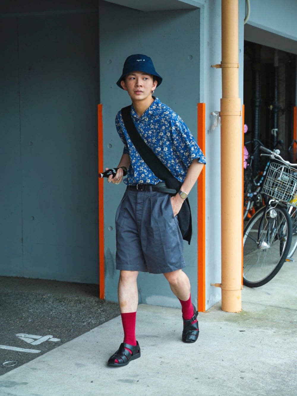 「柄シャツ、ストリート、プチプラ、グルカサンダル、休日スタイル、夏コーデ、ショルダーバッグ、オープンカラーシャツ、古着MIX、バケットハット、モード、きれいめカジュアル、お出かけコーデ、ハーフパンツ、シャツスタイル」｜「INTERPLAYの【INTERPLAY】オープンカラー 半袖 オーバーサイズ シャツ【2】（シャツ/ブラウス、ブルー系）」を使った、idakaさん（メンズ・171cm）の夏コーディネートの1枚目の写真