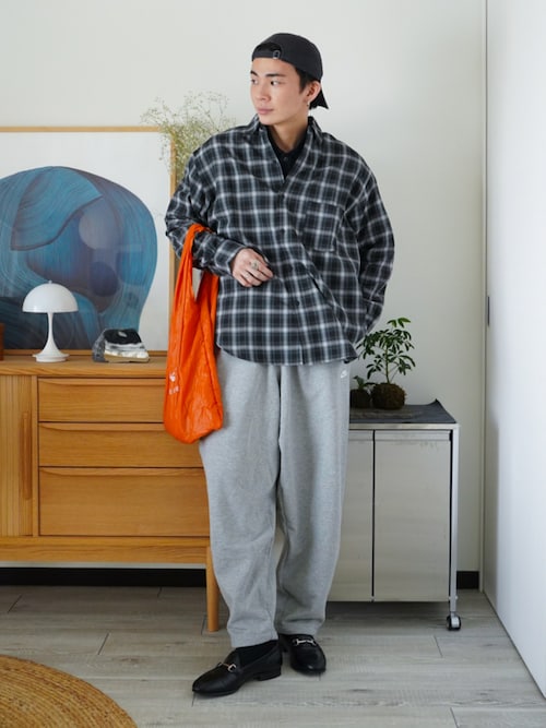 「NIKE(ナイキ)のナイキ スポーツウェア クラブ メンズ オーバーサイズド フレンチ テリー パンツ / Nike Sportswear Club Men's Oversized French Terry Pants IF0722-063 Dark Grey Heather(スウェットパンツ)」を使った、idakaさん(メンズ・172cm)の冬コーディネート