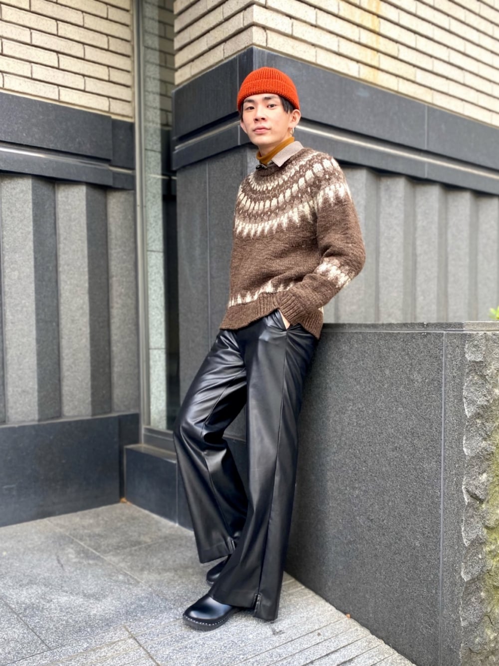 「モヘアニット、レザーパンツ、シンプルコーデ、ノルディック柄、セーター、厚底シューズ、ニット帽、休日スタイル、フレアパンツ、レイヤードスタイル、タートルネック、ブラウン、モード、冬コーデ、オレンジ」｜「BATONERの【BATONER】ノルディックモヘアクルーネックニットプルオーバー/MOHAIR NORDIC CREW NECK/BN-19FM-046（ニット/セーター、ブラウン系）」を使った、idakaさん（メンズ・171cm）の秋コーディネートの1枚目の写真