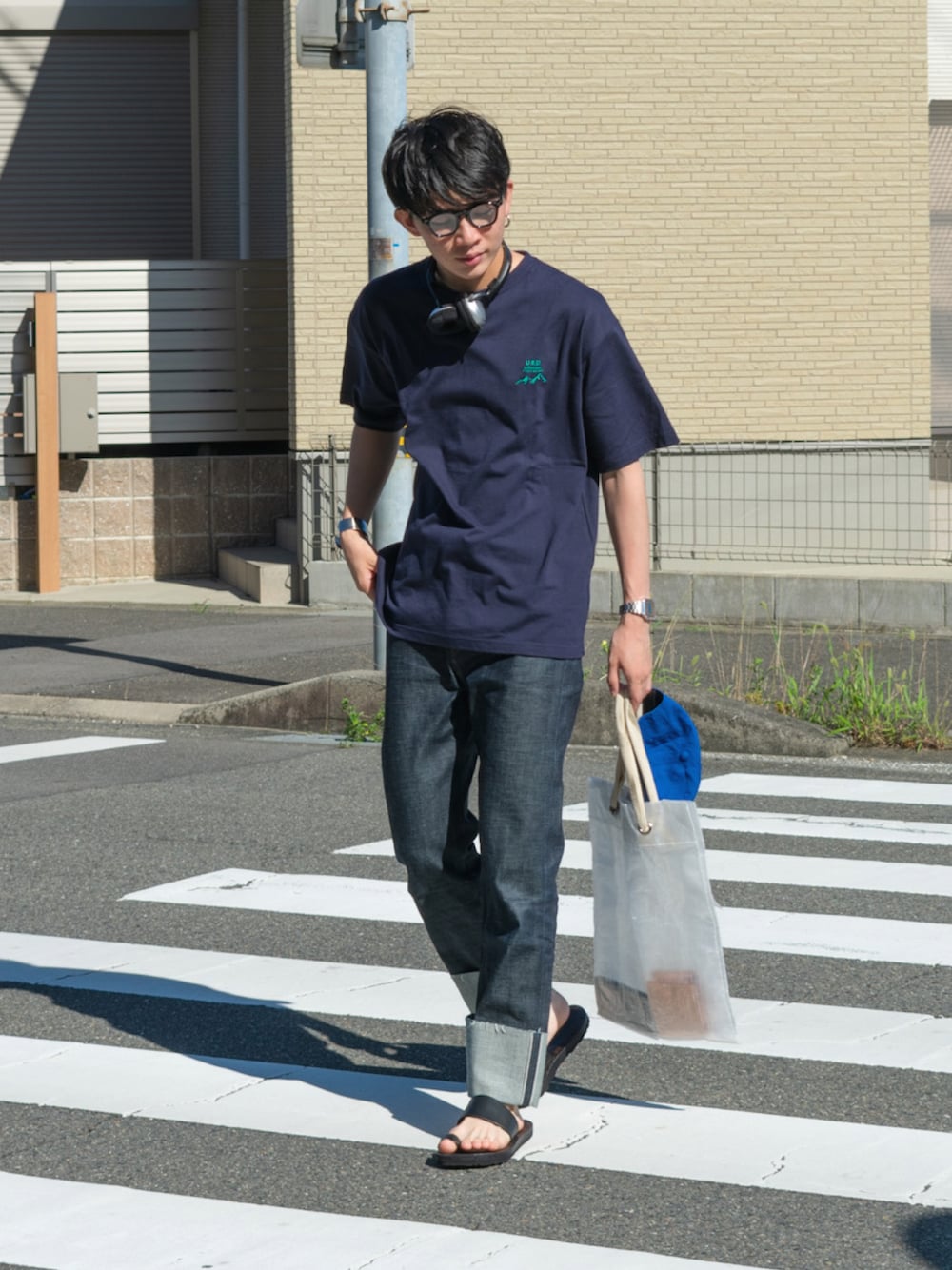 「夏コーデ、夏だ！Tシャツ着よう！、デニム、きれいめカジュアル、休日スタイル、トートバッグ、メガネ男子、プチプラ、ワントーンコーデ、ロゴT、夏セールで買いました、ストリート、ミニバッグ、リラックススタイル、カジュアルコーデ」｜「URBAN RESEARCH DOORSのURD Embroidery T-shirts（Tシャツ/カットソー、ブルー系）」を使った、idakaさん（メンズ・171cm）の夏コーディネートの1枚目の写真