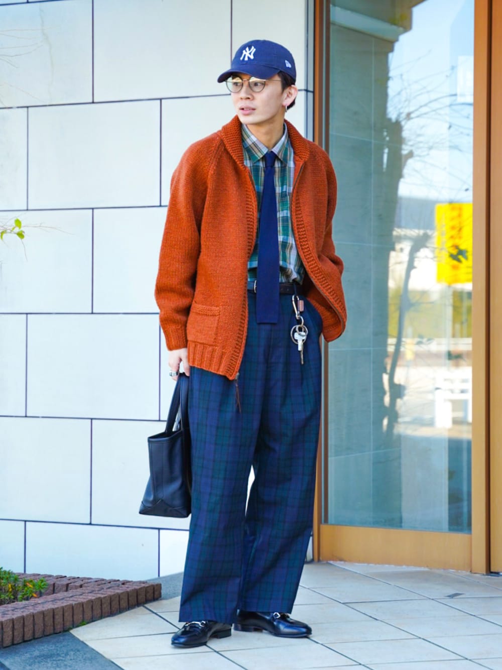 「休日スタイル、キャップ、カーディガン、きれいめカジュアル、春色、チェック、ニット、シンプルコーデ、ワイドパンツ、プチプラ、デートコーデ、オレンジ、メガネ男子、ネクタイ、トートバッグ」｜「LENOのアイテム（カーディガン/ボレロ、オレンジ系）」を使った、idakaさん（メンズ・171cm）の冬コーディネートの1枚目の写真