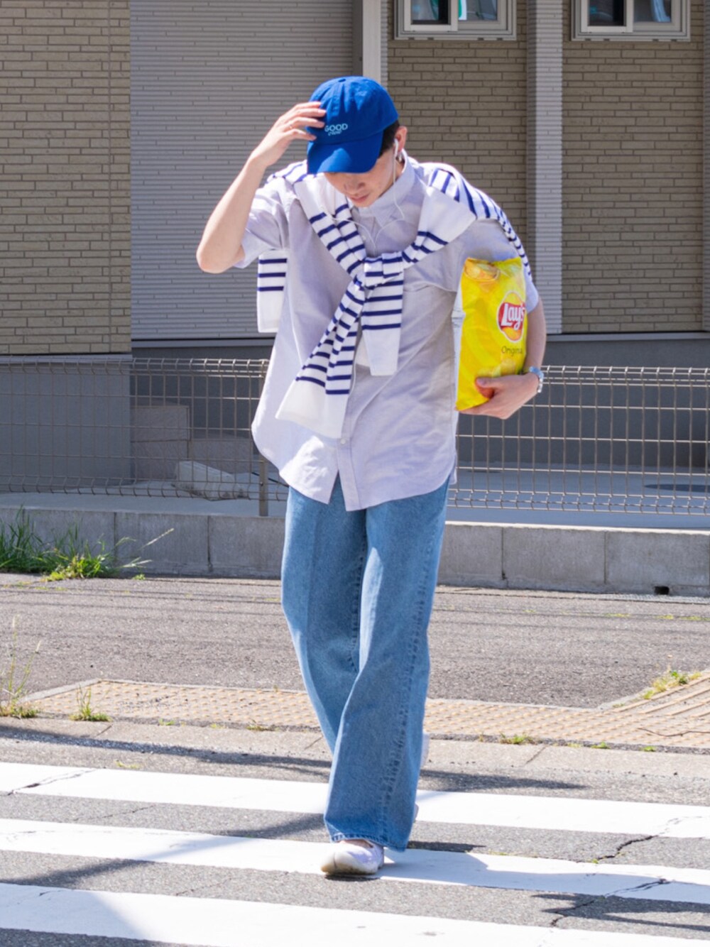 グレー系のシャツ/ブラウス、ブルー系のTシャツ/カットソー、ブルー系のデニムパンツを着用したメンズの夏コーディネートの1枚目の写真
