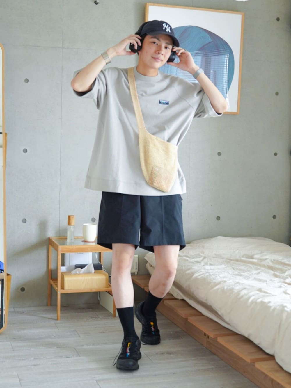 「プチプラ、夏コーデ、さらっと晴れやかスナップ、大人カジュアル、シンプルコーデ、キャップ、厚底シューズ、スポーツミックス、フェスコーデ、お出かけコーデ、ハーフパンツ、スニーカー、テーマパークコーデ、ショートパンツ、ショルダーバッグ」｜「THE CRAFT CREW PRODUCTSの【THE CRAFT CREW PRODUCTS】スーパーヘビーウェイトコットン ビッグシルエット ラグランスリーブ スウェットライク半袖Tシャツ（Tシャツ/カットソー、グレー系）」を使った、idakaさん（メンズ・171cm）の夏コーディネートの1枚目の写真