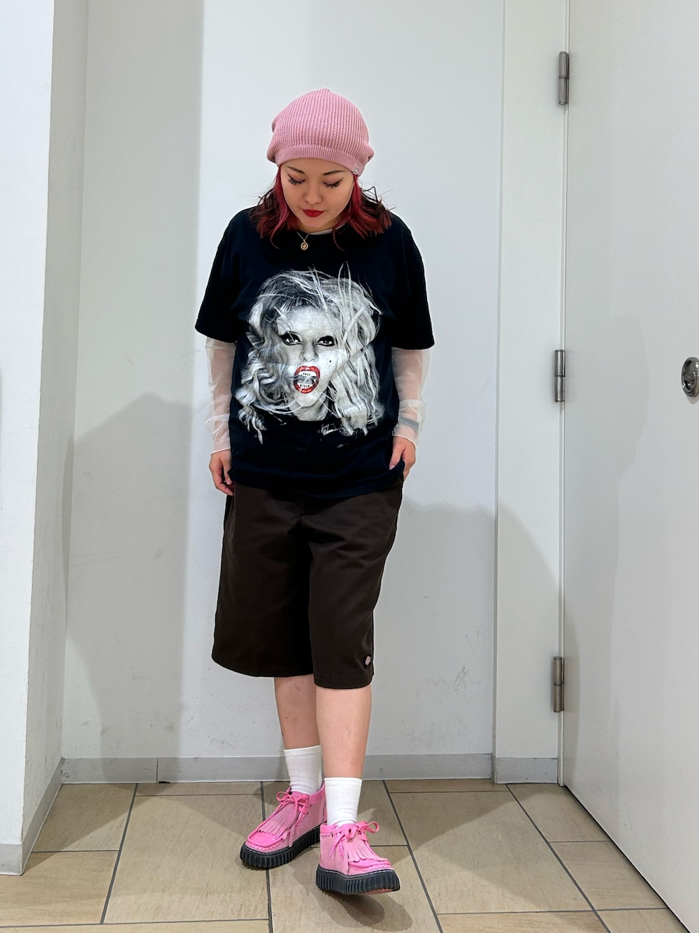 「古着MIX、ライブTシャツ、春カラー、ラクチンコーデ、春服、ブラック、ピンクコーデ、ゆるコーデ、Tシャツ」｜「OVERRIDEのOVERRIDE KNIT BASIC BEANIE SG / オーバーライド（ニットキャップ/ビーニー、ピンク系）」を使った、IRIEさん（レディース・160cm）の春コーディネートの1枚目の写真