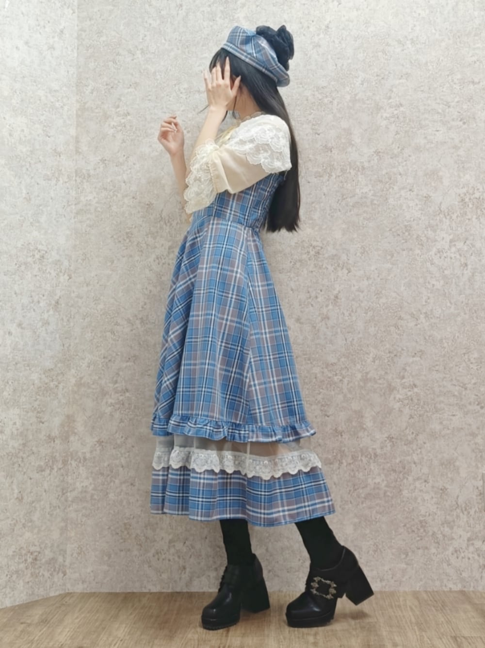 「今日のコーデ、カタログ掲載アイテム_axes femme、axes femme、春服、休日スタイル、きれいめコーディネート、春色、ベレー帽、チェック、ootd、付け襟、ジャンパースカート、高身長女子、おしゃれさんと繋がりたい」｜「axes femme POETIQUEのバックルベルトシューズ（パンプス、ブラック系）」を使った、Hanaさん（骨格ナチュラル・レディース・168cm）の冬コーディネートの1枚目の写真