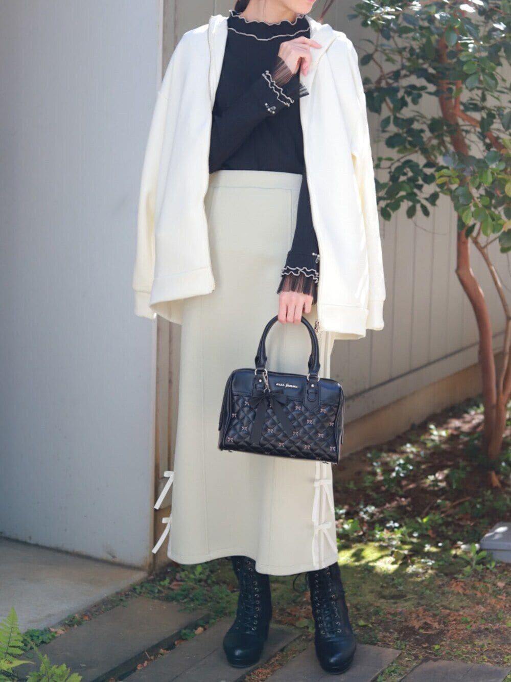 「axes femme、今日のコーデ、オトナカジュアル、オトナ女子、春服、休日スタイル、春カラー、ブーツ、ootd、きれいめカジュアル、キレイめ、パーカー、スポーツミックス、高身長女子、おしゃれさんと繋がりたい」｜「axes femmeのリボン刺繍キルトボストン（ボストンバッグ、ブラック系）」を使った、Hanaさん（骨格ナチュラル・レディース・168cm）の春コーディネートの1枚目の写真