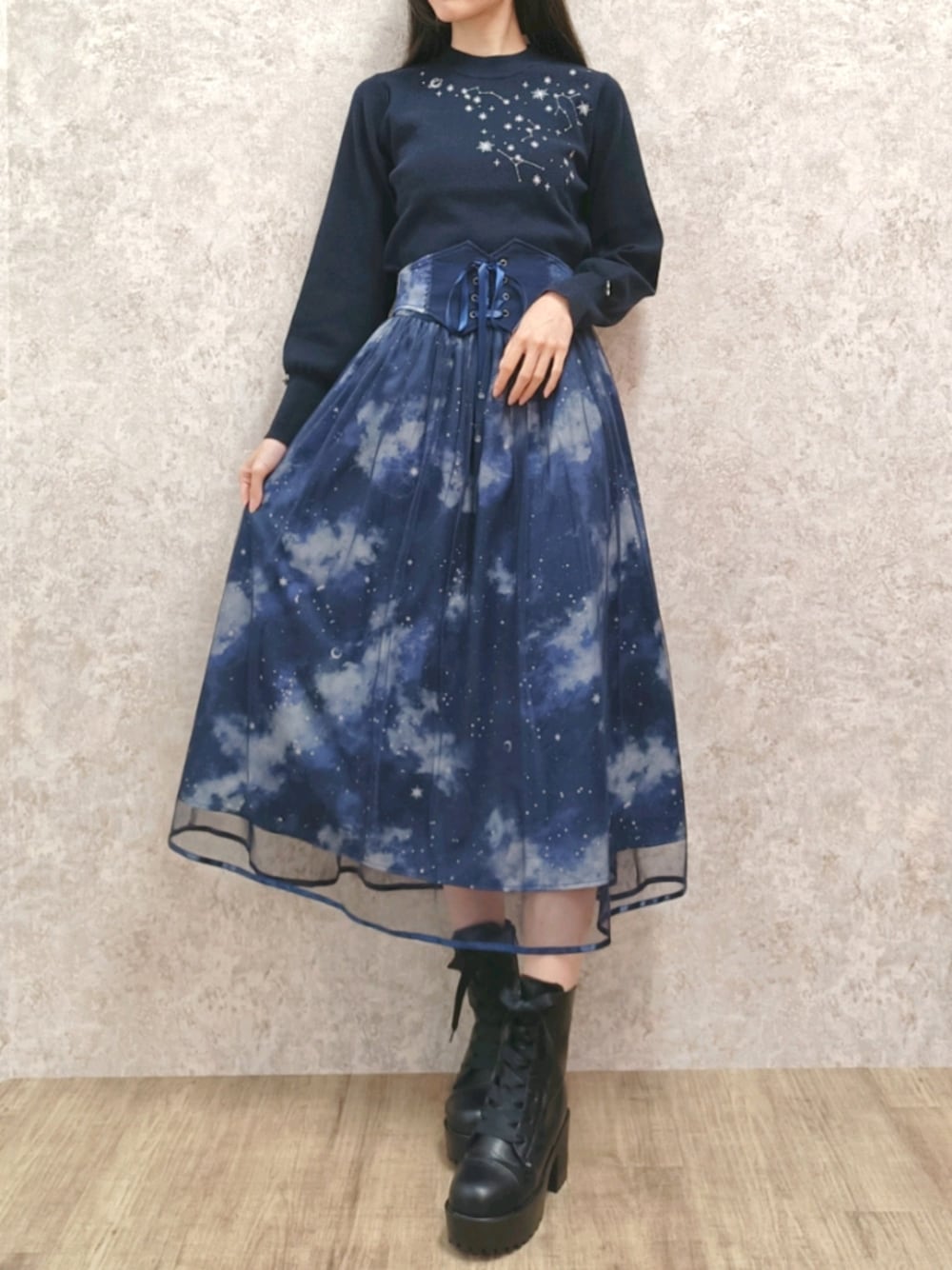 「axes femme、ブーツ、冬コーデ、秋冬コーデ、キレイめ、星柄、星座柄、刺繍、ニット、コルセットスカート、推し活、お出かけコーデ、デートコーデ、おしゃれさんと繋がりたい、高身長女子」｜「axes femmeのテレスコーププリントスカート（スカート、ブルー系）」を使った、Hanaさん（レディース・168cm）の秋コーディネートの1枚目の写真