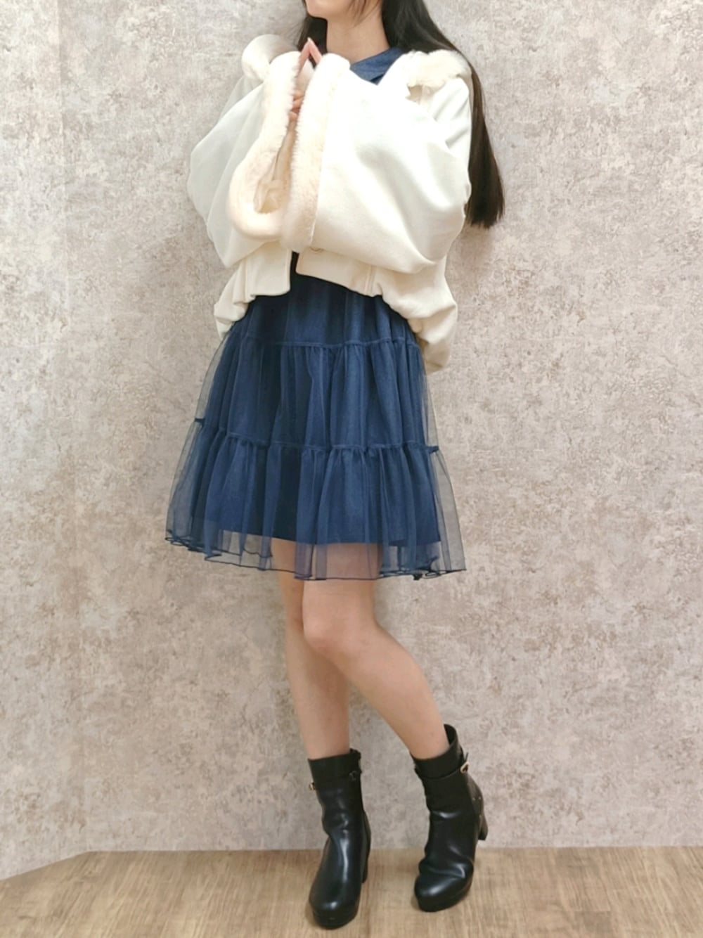 「axes femme、ワンピース、ミニワンピ、ベルスリーブ、デニム、ブーツ、秋コーデ、秋冬コーデ、デート、デートコーデ、クリスマスコーデ、テーマパークコーデ、ガーリー、高身長女子、骨格ナチュラル」｜「axes femme POETIQUEのベルスリーブフード付コート（その他アウター、ホワイト系）」を使った、Hanaさん（レディース・168cm）の秋コーディネートの1枚目の写真