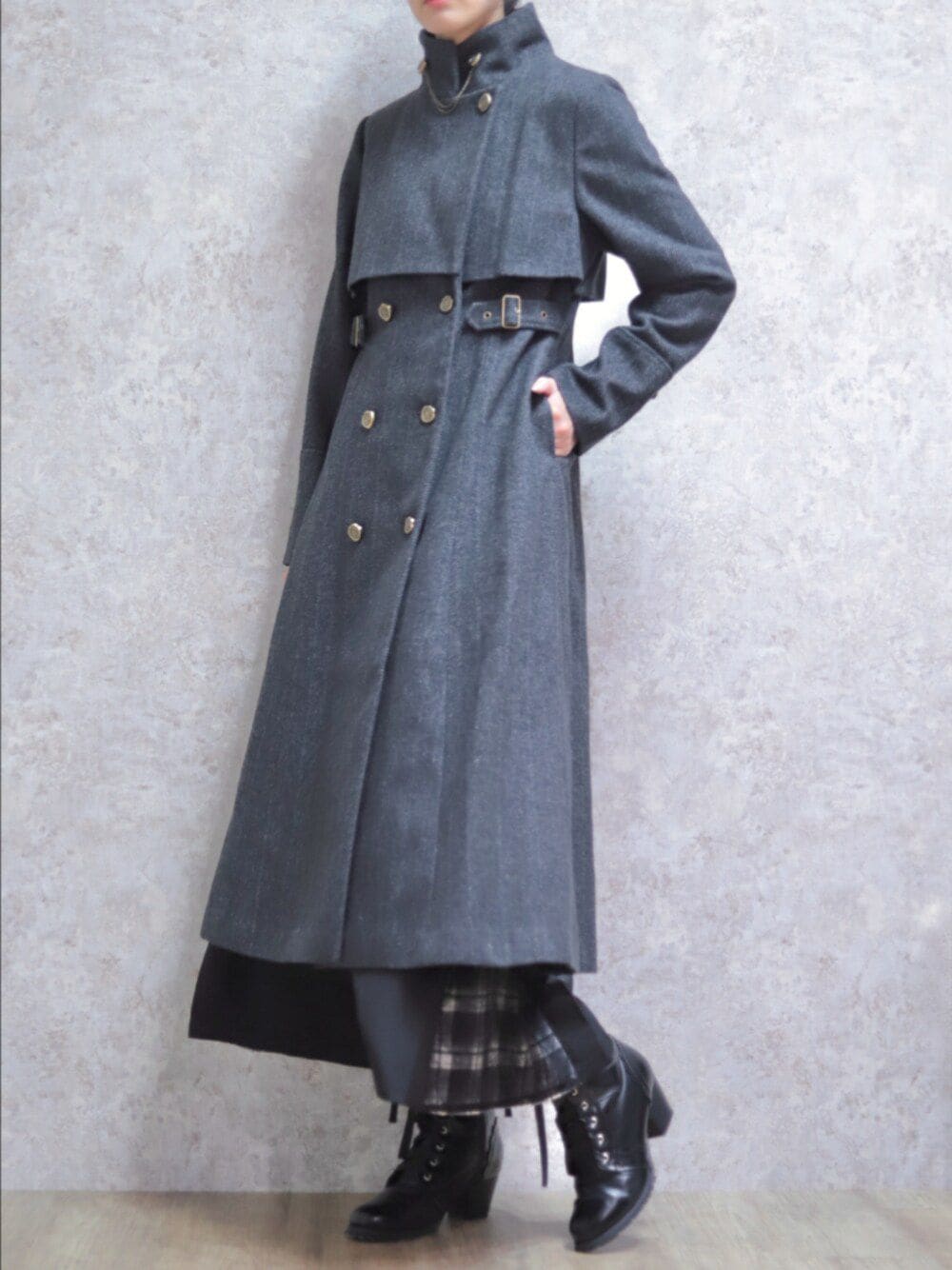 レッド系のニット/セーター、グレー系のダッフルコート、ブラック系のその他パンツを着用したレディースの秋コーディネートの1枚目の写真