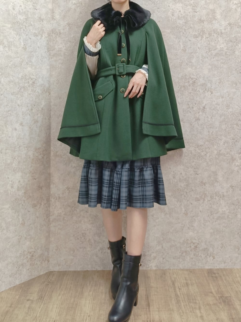 Hanaさんの「ファー襟付ケープコート（axes femme）」を使ったコーディネートの1枚目の写真