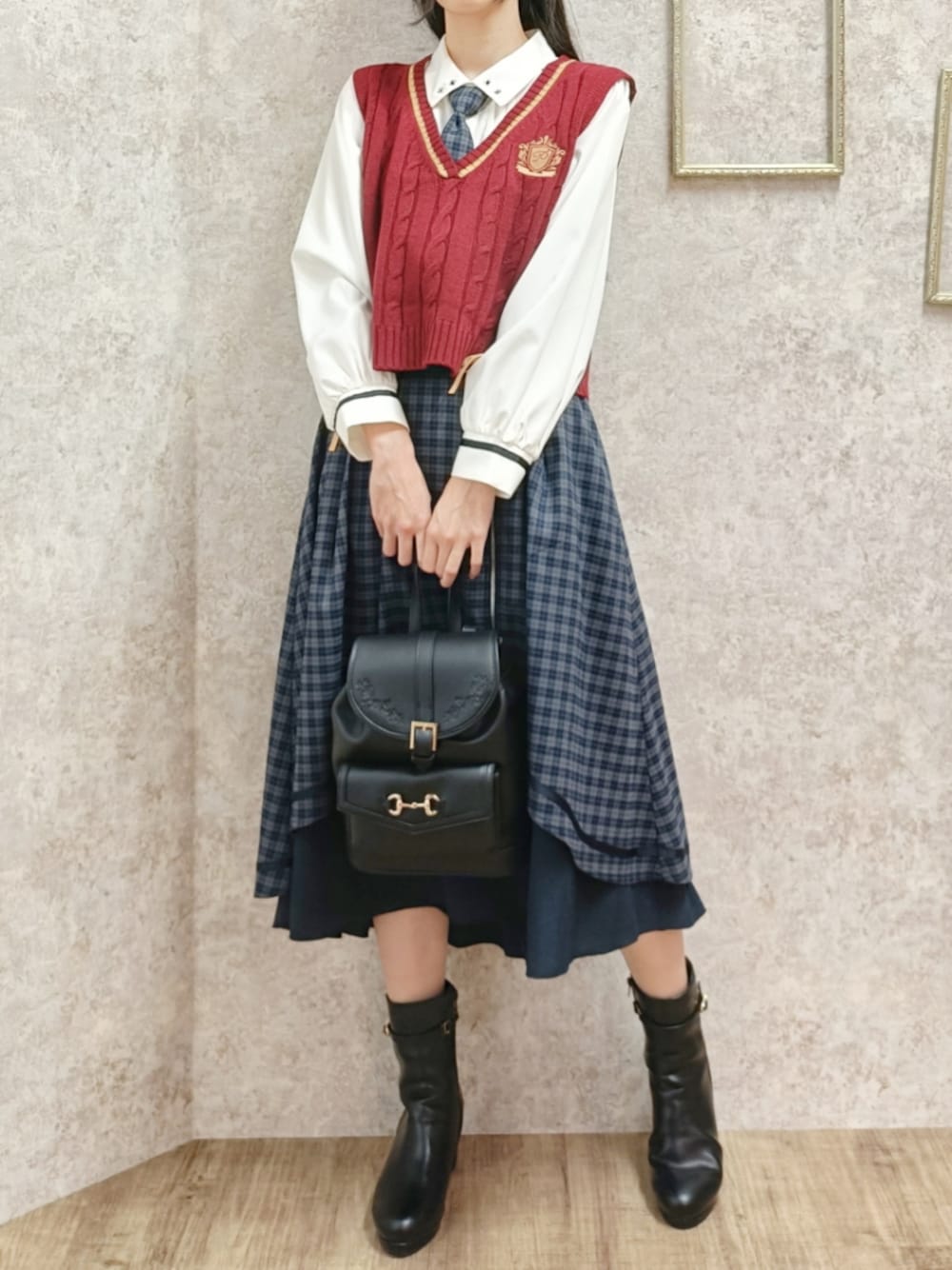 「axes femme、ベスト、秋服、ブーツスタイル、ブリティッシュ、プレッピー、学生風、秋冬コーデ、チェック、セットアップ、リュック、クラシカル、高身長女子、おしゃれさんと繋がりたい、冬コーデ」｜「axes femme POETIQUEのレースアップニットベスト（ベスト、レッド系）」を使った、Hanaさん（レディース・168cm）の秋コーディネートの1枚目の写真