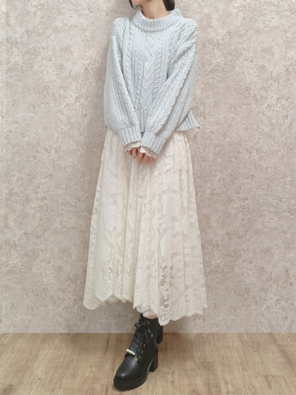 「axes femme、ニット、淡色コーデ、プチプラ、きれいめカジュアル、冬コーデ、秋冬コーデ、モールニット、サーキュラースカート、レーススカート、あったかコーデ、デートコーデ、オフィスカジュアル、高身長女子、おしゃれさんと繋がりたい」｜「axes femmeのベロアモールニットプルオーバー（ニット/セーター、グリーン系）」を使った、Hanaさん（レディース・168cm）の秋コーディネートの1枚目の写真