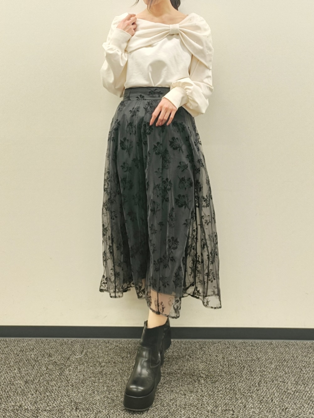 「axes femme、お出かけコーデ、フェミニン、キレイめ、オフショル、フレアスカート、厚底ブーツ、春コーデ、モノトーン、高身長女子、おしゃれさんと繋がりたい」｜「axes femmeのランダムパールリボンプルオーバー（Tシャツ/カットソー、ホワイト系）」を使った、Hanaさん（骨格ナチュラル・レディース・168cm）の冬コーディネートの1枚目の写真