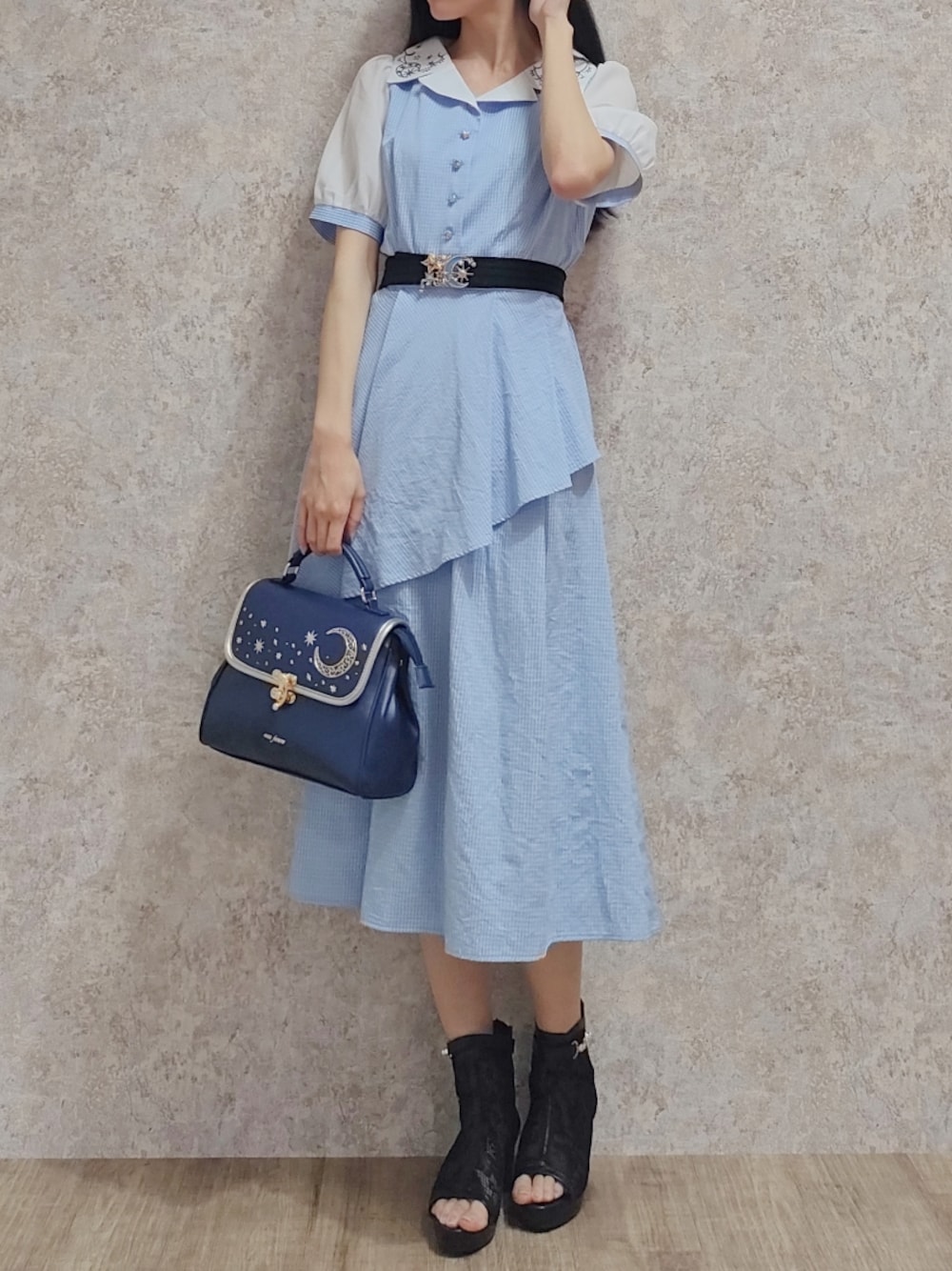 「ワンピース、axes femme、サックスブルー、星柄、星、ベルト、刺繍、ティアードワンピース、ティアード、水色、高身長女子、サンダル、おしゃれさんと繋がりたい、お洒落さんとつながりたい、ボストンバッグ」｜「axes femmeの月星箔押しフラップボストン（ボストンバッグ、ブルー系）」を使った、Hanaさん（レディース・168cm）の夏コーディネートの1枚目の写真