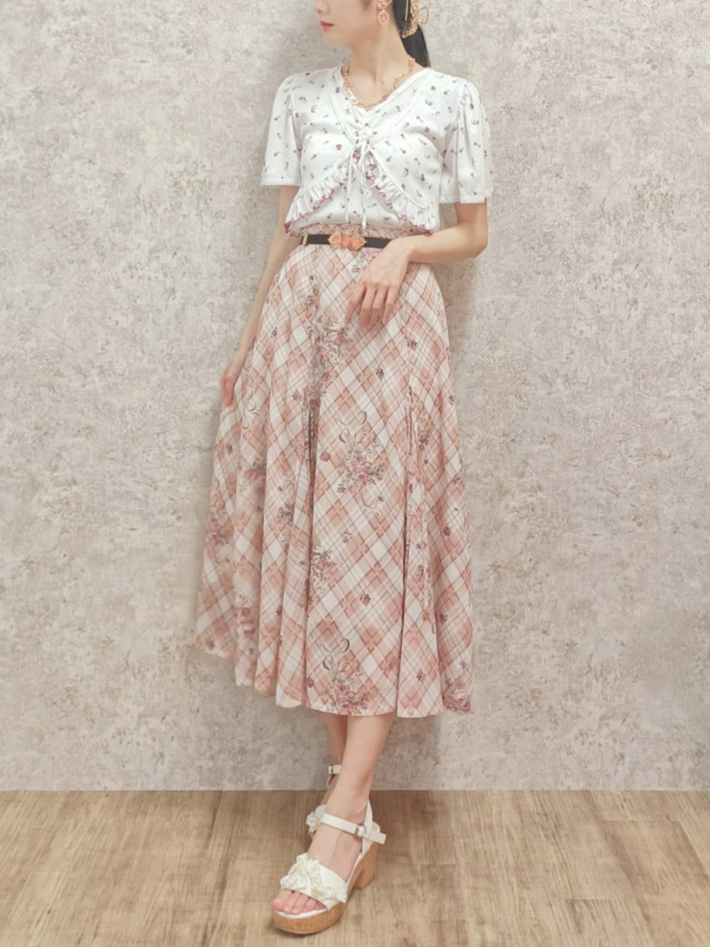 「淡色コーデ、axes femme、初夏コーデ、小花柄、ボレロニット、ボレロ、チェック、チェックスカート、サンダル、大人かわいい、キレイめ、オレンジ、高身長女子、おしゃれさんと繋がりたい、お洒落さんとつながりたい」｜「axes femmeのロージーチェックドロストスカート（スカート、オレンジ系）」を使った、Hanaさん（レディース・168cm）の春コーディネートの1枚目の写真