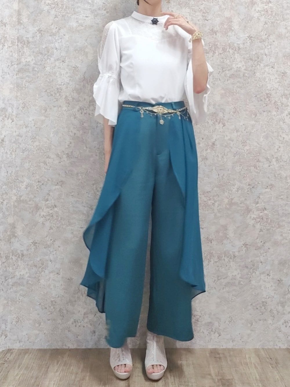 「春色、axes femme POETIQUE、お出かけコーデ、おでかけコーデ、パンツコーデ、初夏コーデ、春服、おしゃれさんと繋がりたい、ootd、テーマパークコーデ、ジャスミンバウンド、レイヤードパンツ、高身長女子」｜「axes femme POETIQUEのフレアデザインワイドパンツ（その他パンツ、ブルー系）」を使った、Hanaさん（骨格ナチュラル・レディース・168cm）の春コーディネートの1枚目の写真