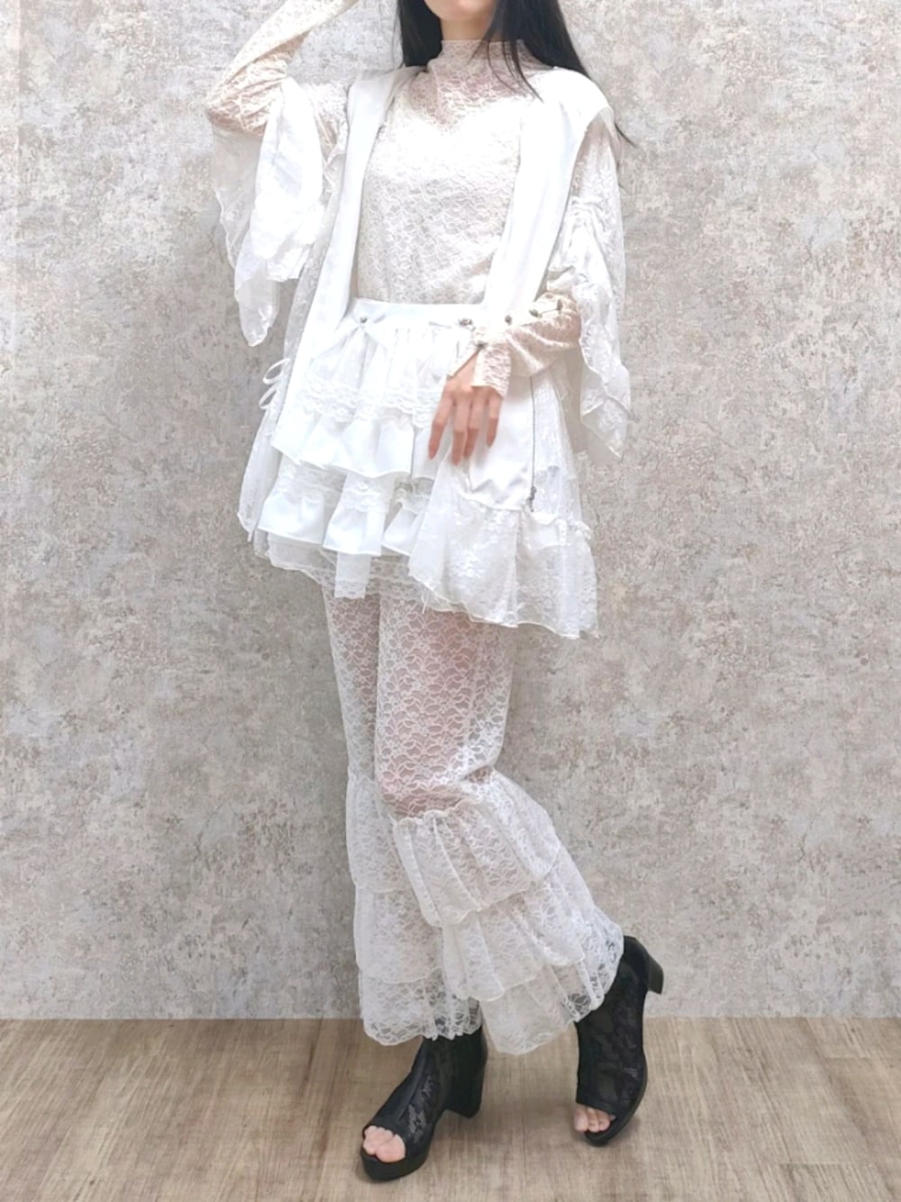 「春色、axes femme、今日のコーデ、休日スタイル、春、おしゃれさんと繋がりたい、ootd、レース、レギンス、ミニスカート、森ガール、ホワイトコーデ、ホワイト、サンダル、高身長女子」｜「axes femmeのフリルティアードミニスカート（スカート、ホワイト系）」を使った、Hanaさん（骨格ナチュラル・レディース・168cm）の春コーディネートの1枚目の写真