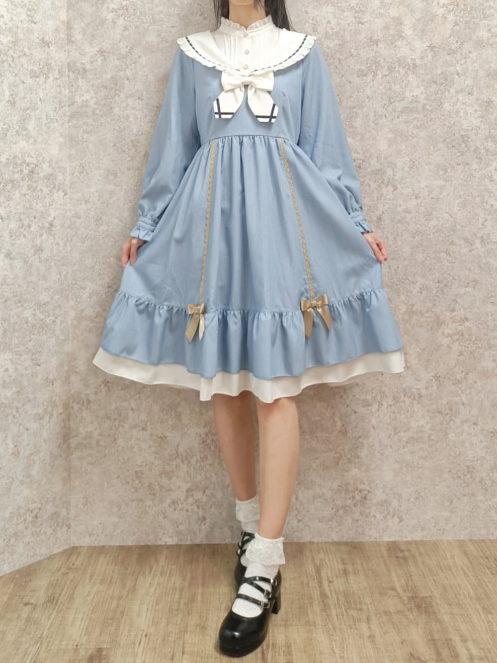 「axes femme、クリスマスに着たい服、ガーリー、セーラーカラー、セーラー、高身長女子、おしゃれさんと繋がりたい、水色、ワンピース、パンプス、リボン、テーマパークコーデ、参戦服、クリスマスコーデ、クリスマス」｜「axes femme POETIQUEのアンジェリック　クワイヤワンピース（ワンピース、ブルー系）」を使った、Hanaさん（レディース・168cm）の冬コーディネートの1枚目の写真