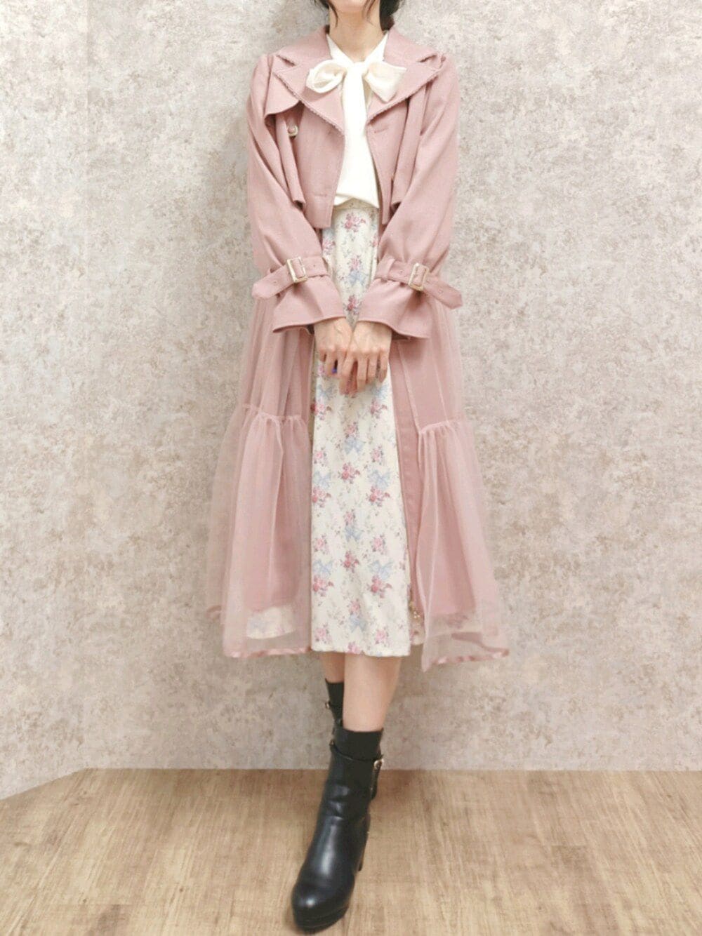 「淡色コーデ、axes femme、大人かわいい、お出かけコーデ、ガーリーコーデ、トレンチコート、ジレ、ジャケット、花柄ワンピース、フェミニン、高身長女子、おしゃれさんと繋がりたい、春コーデ、春アウター、春色」｜「axes femmeのキルティング切替ブーツ（ブーツ、ブラック系）」を使った、Hanaさん（骨格ナチュラル・レディース・168cm）の冬コーディネートの1枚目の写真
