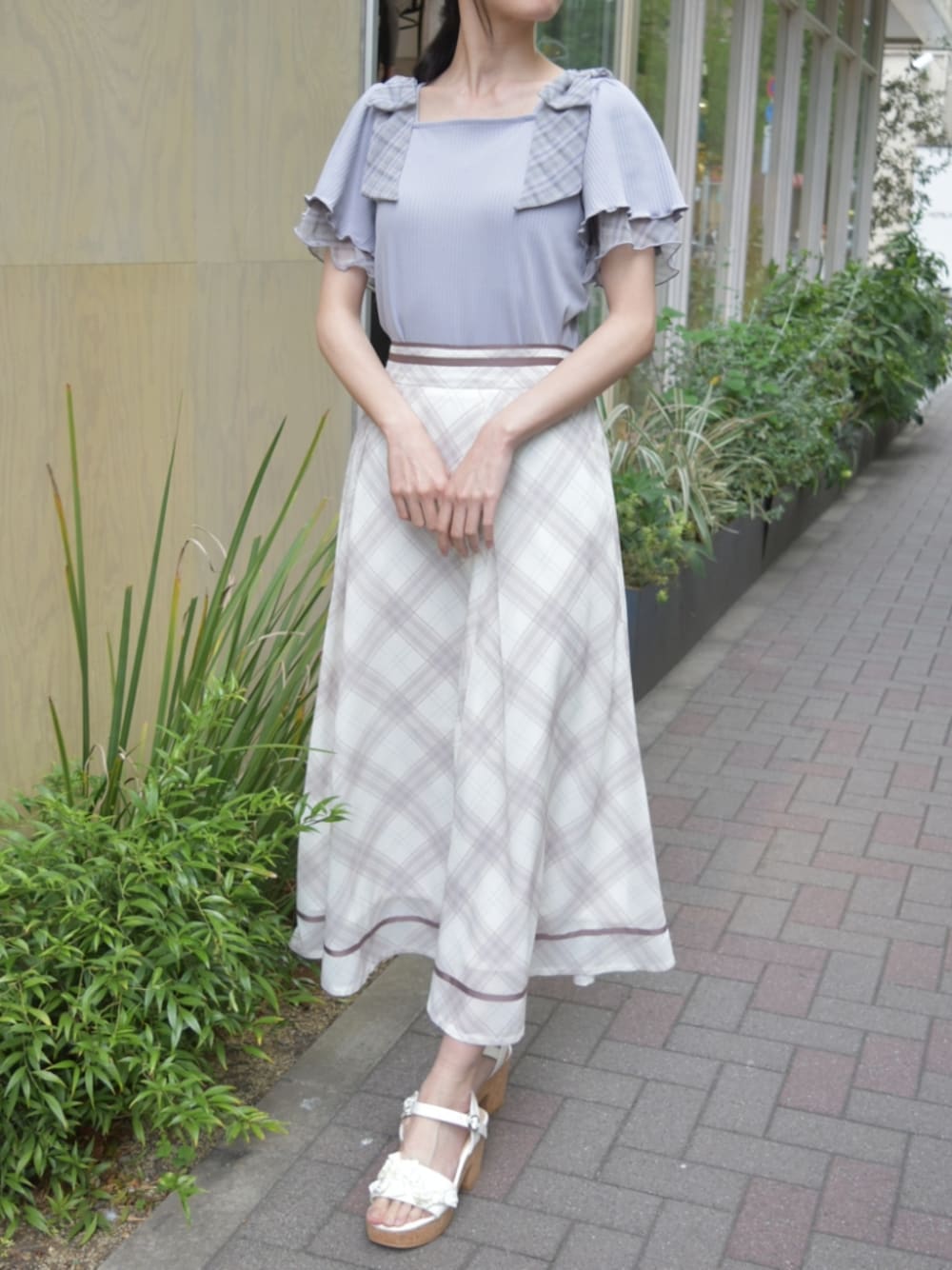 「チェック、リボン、axes femme、今日のコーデ、おでかけコーデ、キレイめコーデ、ootd、キレイめ、サンダル、夏コーデ、高身長女子、おしゃれさんと繋がりたい、お洒落さんとつながりたい、フェミニン、大人かわいい」｜「axes femmeのビッグリボンプルオーバー（Tシャツ/カットソー、パープル系）」を使った、Hanaさん（レディース・168cm）の春コーディネートの1枚目の写真