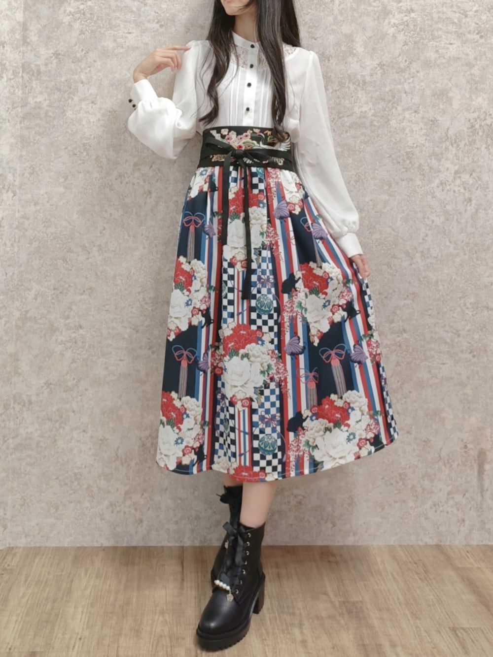 「axes femme、ブーツ、テーマパークコーデ、和洋折衷、和柄、着物風、個性派、参戦服、和服、着物、高身長女子、おしゃれさんと繋がりたい、ミドルブーツ、帯ベルト、帯」｜「axes femmeの菊柄ワンピース（ワンピース、ホワイト系）」を使った、Hanaさん（レディース・168cm）の秋コーディネートの1枚目の写真