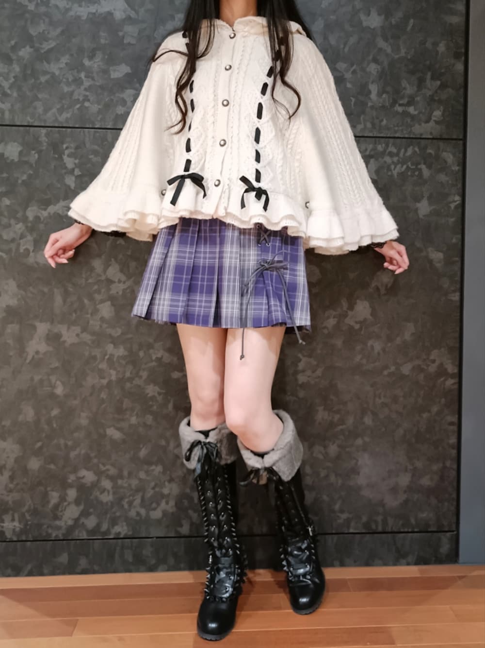 「axes femme、ハロウィン、ガーリー、秋冬コーデ、ポンチョ、ミニスカート、ロングブーツ、チェック、ボア、リボン、量産型、テーマパークコーデ、ディズニーコーデ、高身長女子、おしゃれさんと繋がりたい」｜「axes femme POETIQUEのガーリー裏ボアニットケープ（ポンチョ、ホワイト系）」を使った、Hanaさん（骨格ナチュラル・レディース・168cm）の秋コーディネートの1枚目の写真