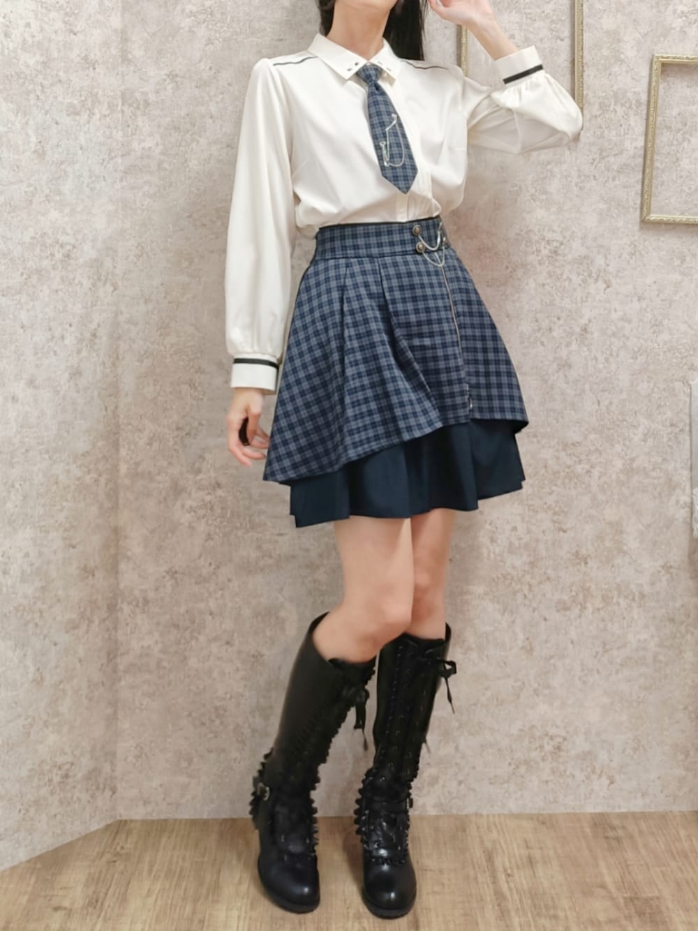 「axes femme、韓国ファッション、チェック、制服、プレッピー、ネクタイ、ミニスカート、チェーン、ロングブーツ、高身長女子、おしゃれさんと繋がりたい、ガーリー、クラシカル」｜「axes femmeのチェーンタイセットブラウス（シャツ/ブラウス、ホワイト系）」を使った、Hanaさん（レディース・168cm）の秋コーディネートの1枚目の写真