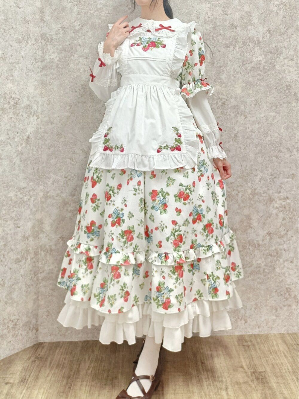 「axes femme、お出かけコーデ、ロリータ、いちご、淡色コーデ、白、ワンピース、ガーリー、高身長女子、おしゃれさんと繋がりたい、エプロン、クラシック、フリル」｜「axes femme kawaiiのクラシックベリーワンピース（ワンピース、ホワイト系）」を使った、Hanaさん（骨格ナチュラル・レディース・168cm）の冬コーディネートの1枚目の写真