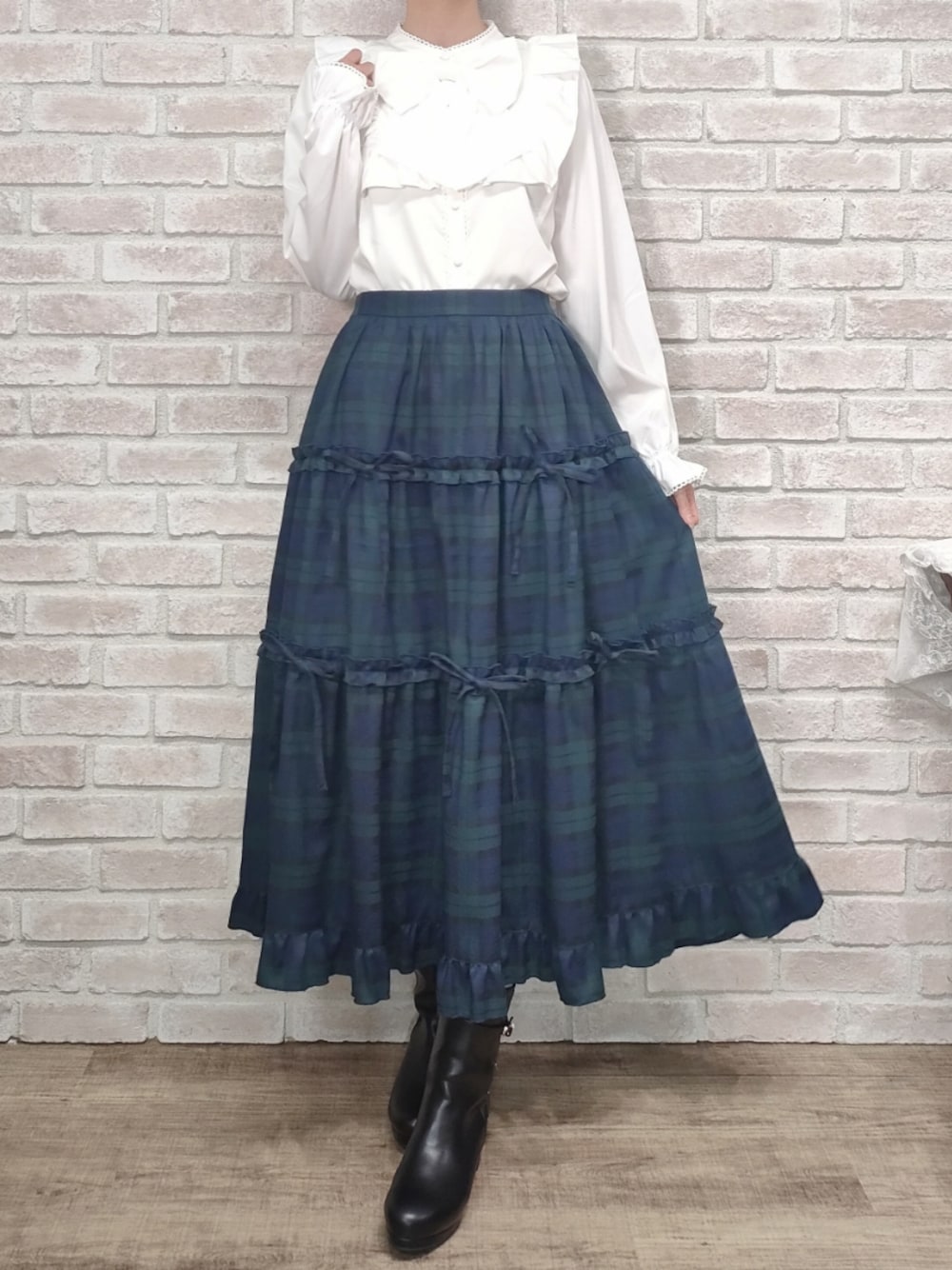 「axes femme、チェック、チェックスカート、チェック柄に恋してる、ブラウス、白ブラウス、秋コーデ、デートコーデ、ガーリー、リボン、バレエコア、キルティング、ブーツ」｜「axes femme POETIQUEのチェック柄ティアードスカート（スカート、グリーン系）」を使った、Hanaさん（レディース・168cm）の秋コーディネートの1枚目の写真