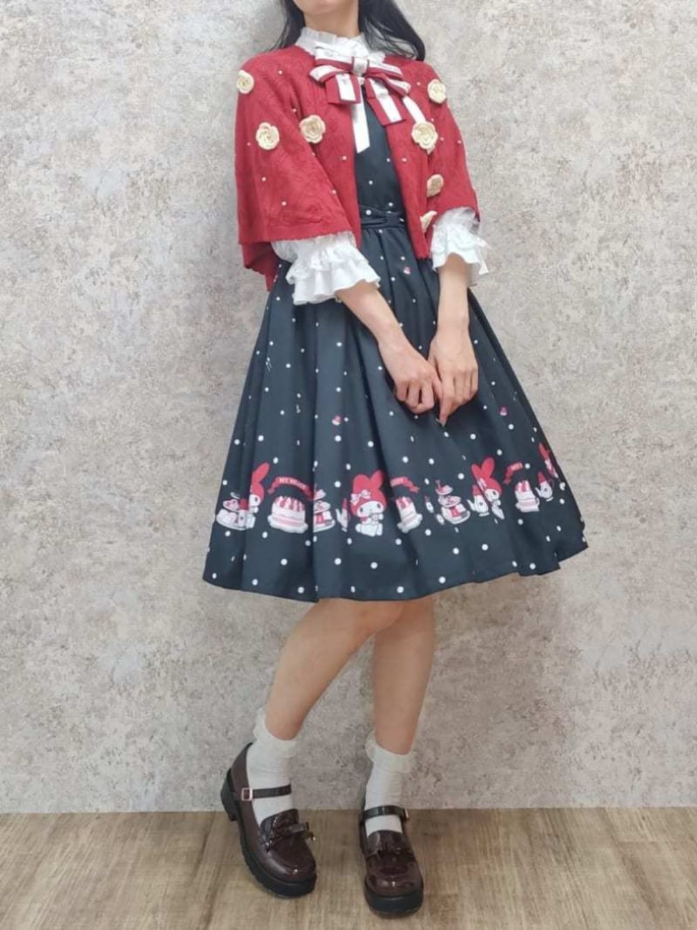 「最近のいい感じコーデ、夏、お出かけコーデ、お洒落さんとつながりたい、ブラックコーデ、フリル、ワンピースコーデ、デートコーデ、ガーリー、ジャンパースカート、テーマパークコーデ、リボン、高身長女子、おしゃれさんと繋がりたい、axes femme」｜「axes femmeのマイメロディ／ジャンスカ（ワンピース、ブラック系）」を使った、Hanaさん（レディース・168cm）の春コーディネートの1枚目の写真