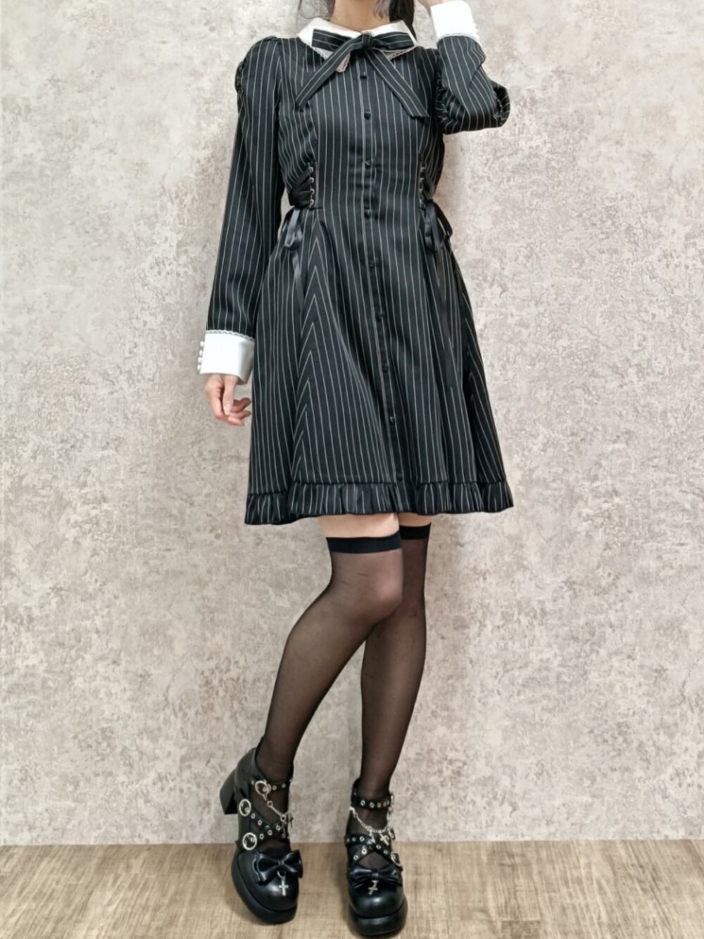 「axes femme POETIQUE、黒、ゴシック、ガーリー、フェミニン、ミニワンピ、ニーハイソックス、リボン、ストライプ、モノトーン、ブラックコーデ、ブラック、高身長女子、おしゃれさんと繋がりたい、厚底シューズ」｜「axes femme POETIQUEのサイドレースアップワンピ（ワンピース、ブラック系）」を使った、Hanaさん（骨格ナチュラル・レディース・168cm）の冬コーディネートの1枚目の写真
