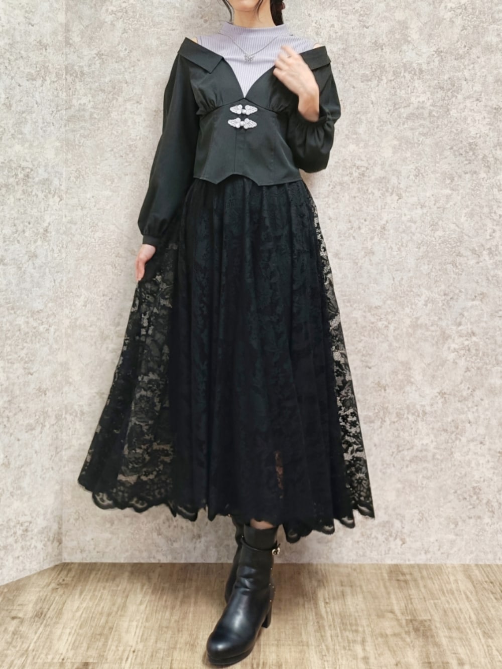 「axes femme、キレイめ、モノトーン、チャイナシャツ、レーススカート、ロングスカート、肌見せ、高身長女子、おしゃれさんと繋がりたい、休日スタイル、ブーツ、ブラックコーデ、レイヤードスタイル」｜「axes femme POETIQUEのレイヤードオリエンタルシャツ（シャツ/ブラウス、ブラック系）」を使った、Hanaさん（骨格ナチュラル・レディース・168cm）の冬コーディネートの1枚目の写真