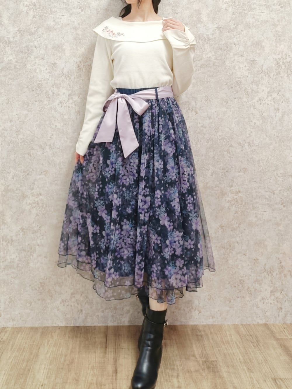 「冬コーデ、axes femme、オフショル、オフショルニット、チュールスカート、ブーツ、桜、キレイめ、高身長女子、おしゃれさんと繋がりたい、刺繍、フェミニン、フレアスカート、休日スタイル、ニットコーデ」｜「axes femmeの雪桜柄スカート（スカート、パープル系）」を使った、Hanaさん（レディース・168cm）の冬コーディネートの1枚目の写真