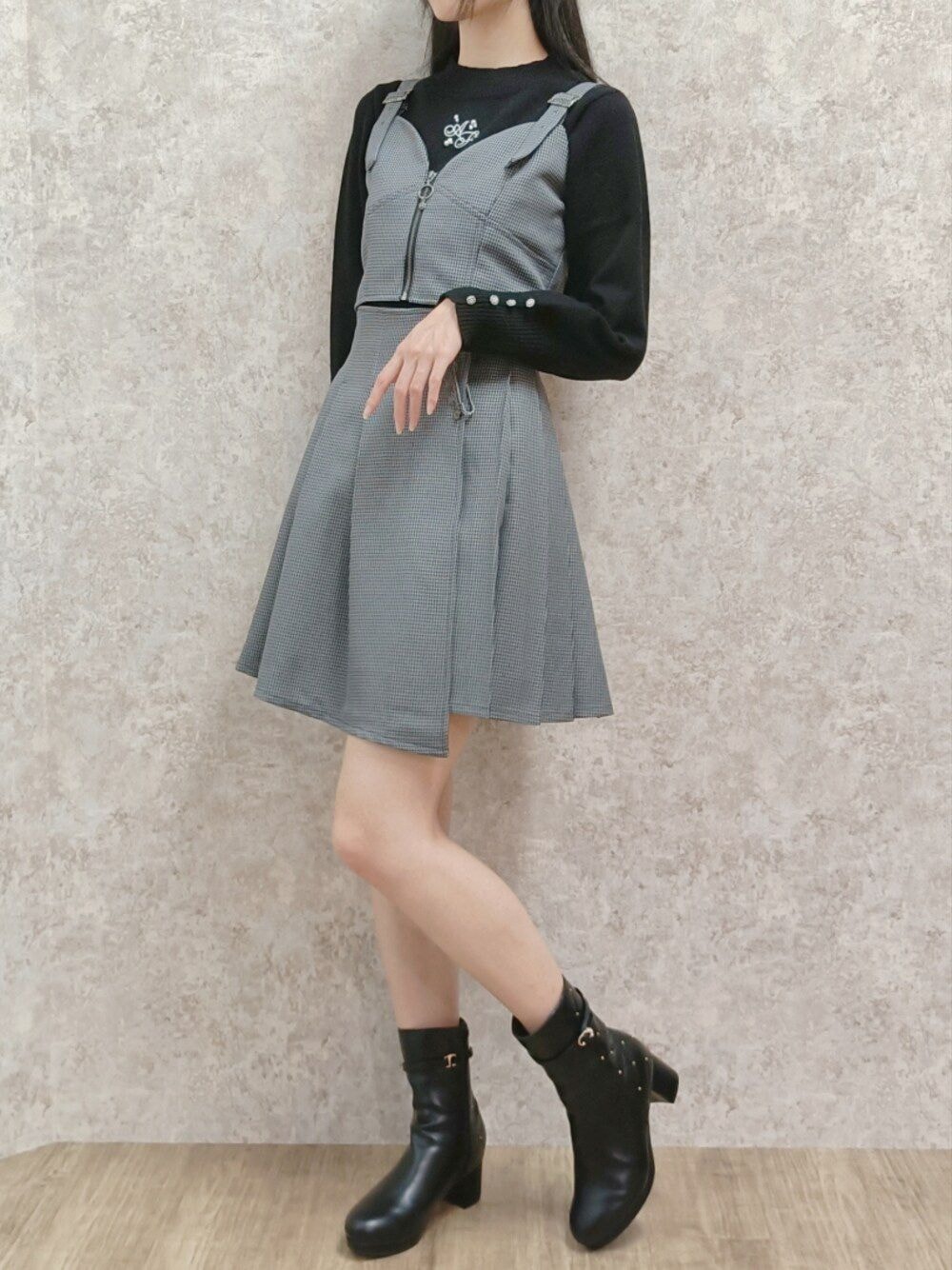 「axes femme、チェック、ビスチェ、テーマパークコーデ、参戦服、セットアップ、ミニスカート、高身長女子、おしゃれさんと繋がりたい、秋服、モノトーン」｜「axes femmeのブローチ付タックプリーツスカート（スカート、グレー系）」を使った、Hanaさん（レディース・168cm）の秋コーディネートの1枚目の写真