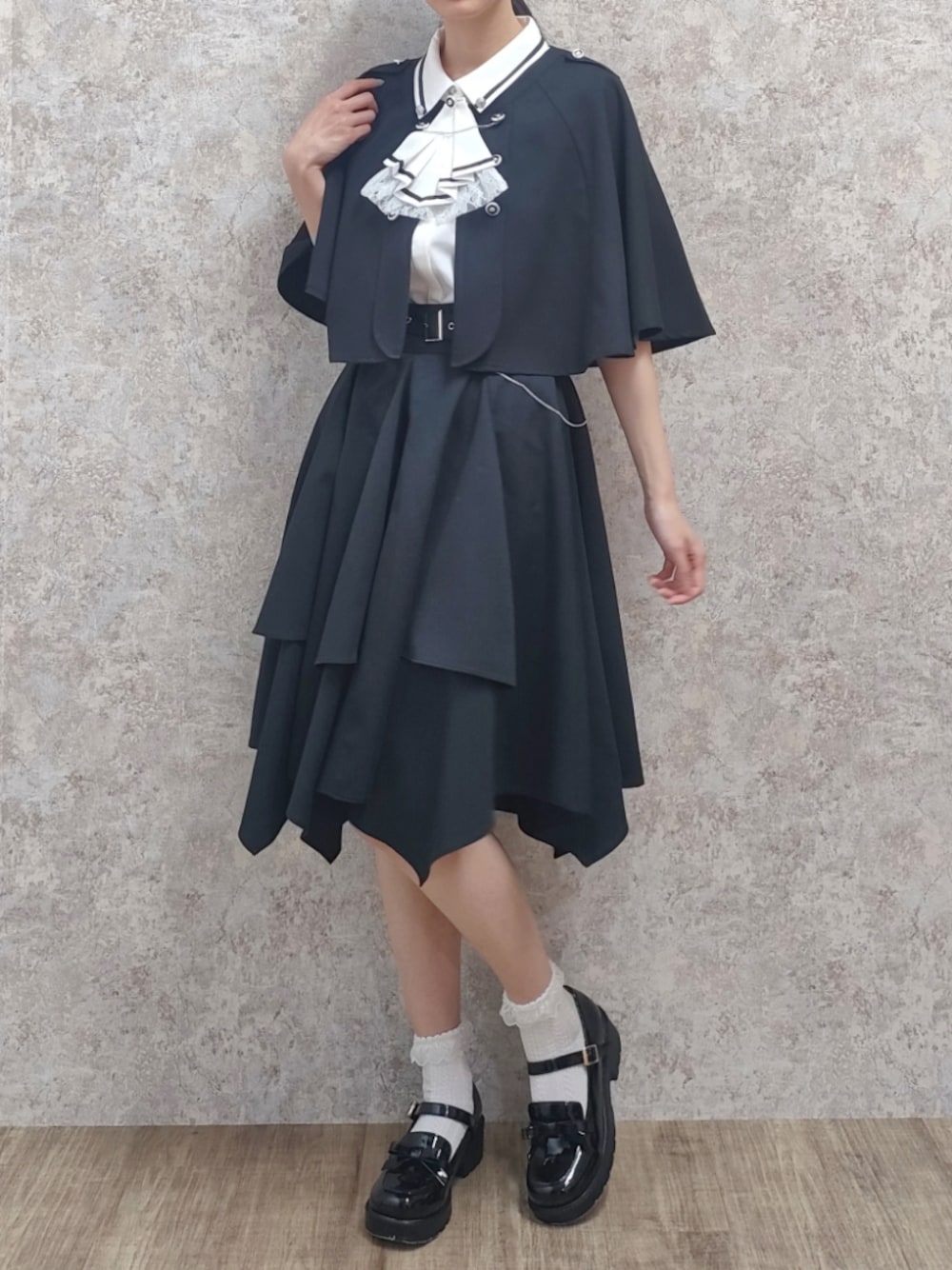 「春めき満開コーデ、ローファー、axes femme、春服、ガーリー、ディズニーコーデ、テーマパークコーデ、クラシカル、ケープ、高身長女子、おしゃれさんと繋がりたい、モノトーン、モノトーンコーデ、黒、黒コーデ」｜「axes femmeのフリルジャボ付配色ラインブラウス（シャツ/ブラウス、ホワイト系）」を使った、Hanaさん（骨格ナチュラル・レディース・168cm）の春コーディネートの1枚目の写真