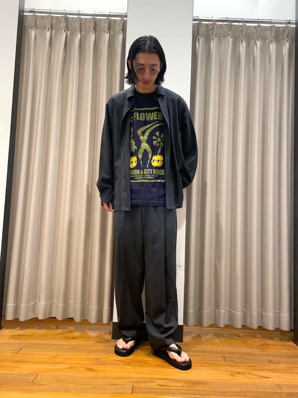 「アーバンリサーチ、別注、URBANRESEARCH、newarrival、aton、即戦力シャツコーデ」｜「ATONの『別注』ATON×URBAN RESEARCH　OVERSIZED SHIRTS（シャツ/ブラウス、グレー系）」を使った、RYOさん（メンズ・175cm）の春コーディネートの1枚目の写真