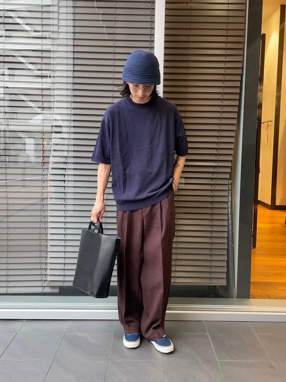 「アーバンリサーチ、URBANRESEARCH、newarrival、newbasic、初夏パンツ」｜「PIENIのPIENI　BAKETU L（ショルダーバッグ、ブラック系）」を使った、RYOさん（メンズ・175cm）の夏コーディネートの1枚目の写真