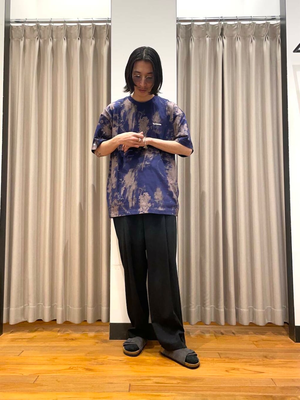 「アーバンリサーチ、URBANRESEARCH」｜「ATONの『別注』ATON×URBAN RESEARCH　TWO TUCKED EASY PANTS（その他パンツ、ブルー系）」を使った、RYOさん（メンズ・175cm）の春コーディネートの1枚目の写真