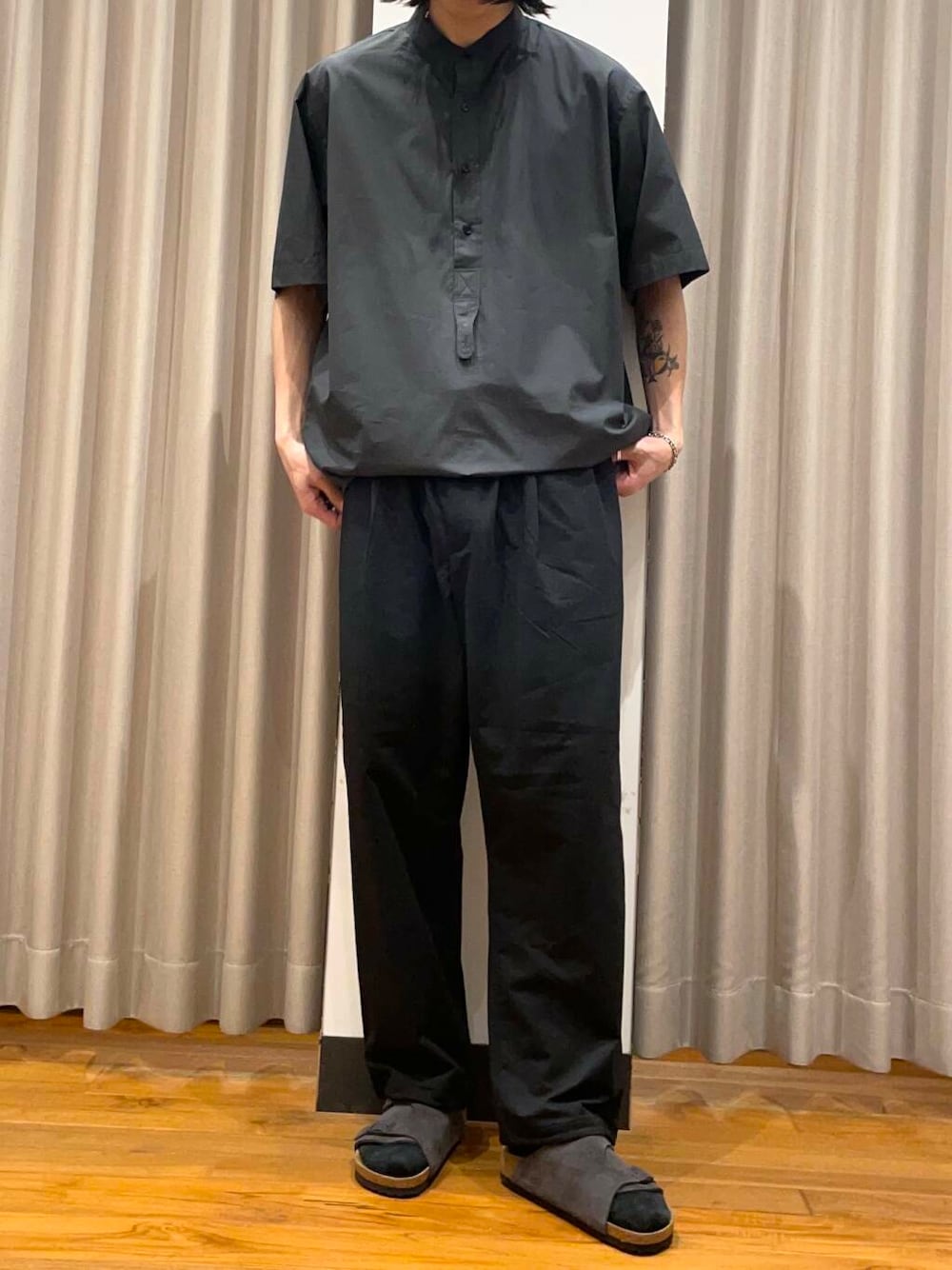 「アーバンリサーチ、URBANRESEARCH、BIRKENSTOCK」｜「URBAN RESEARCHのnew basic　THOMAS MASON BAND PULLOVER SHIRTS（シャツ/ブラウス、グリーン系）」を使った、RYOさん（メンズ・175cm）の春コーディネートの1枚目の写真