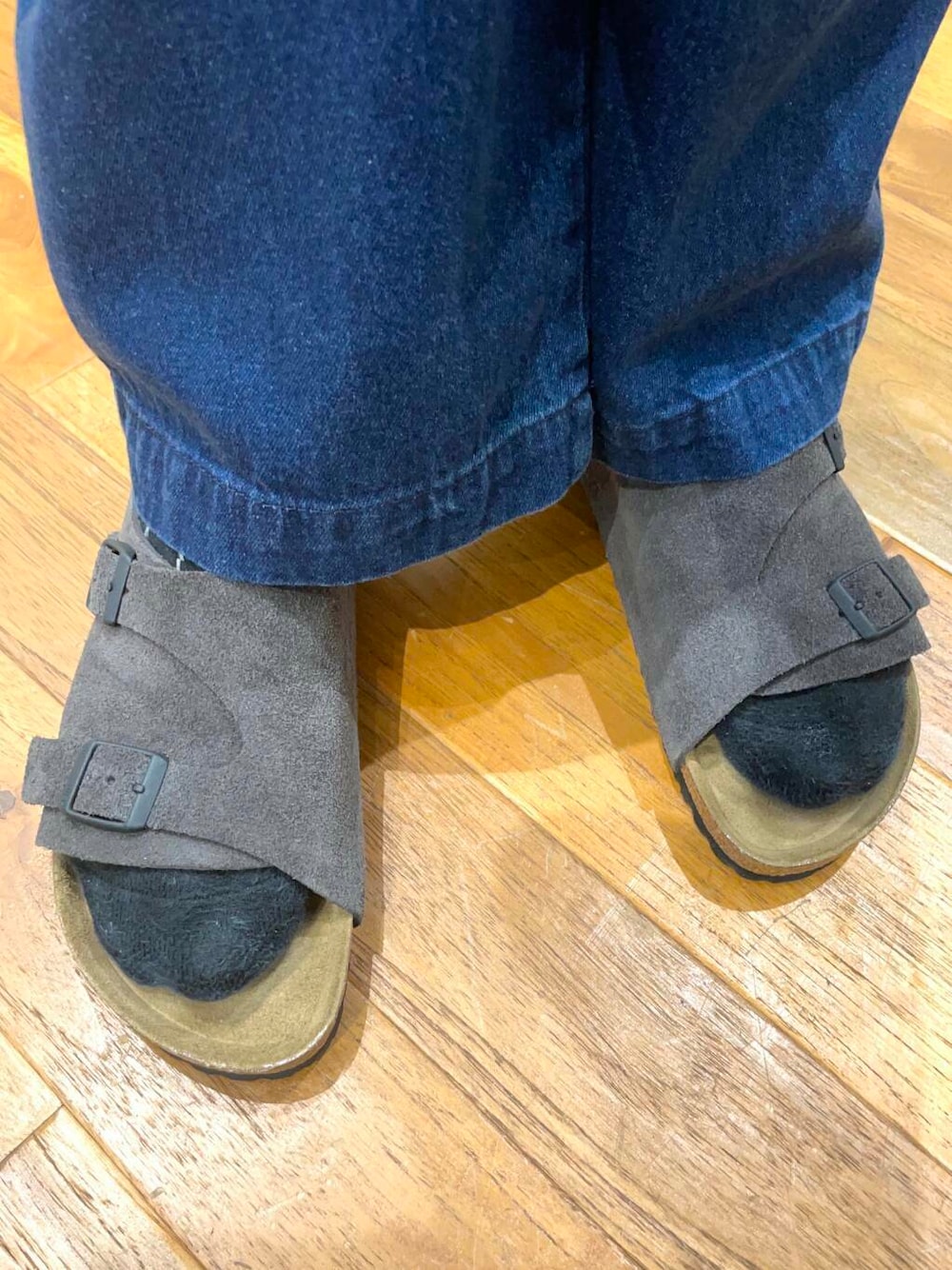 「アーバンリサーチ、URBANRESEARCH、BIRKENSTOCK、lotto」｜「BIRKENSTOCKのBIRKENSTOCK　Exclusive Zurich(Narrow)（サンダル、グレー系）」を使った、RYOさん（メンズ・175cm）の春コーディネートの1枚目の写真