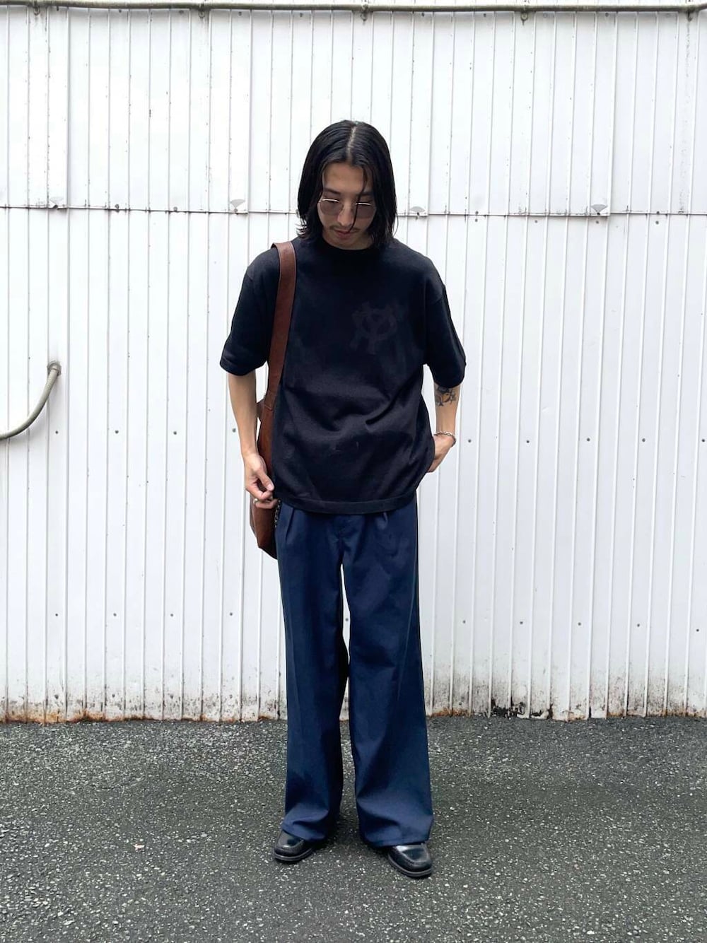 「アーバンリサーチ、URBANRESEARCH、newarrival、きれいめtシャツ、一枚で決まるtシャツ」｜「MASTER&CoのMASTER&Co.　GOAT LEATHER TOTE BAG（トートバッグ、ブラウン系）」を使った、RYOさん（メンズ・175cm）の夏コーディネートの1枚目の写真
