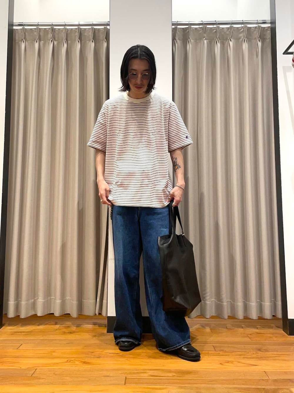 「アーバンリサーチ、lee、URBANRESEARCH、champion、newarrival、きれいめtシャツ」｜「MASTER&CoのMASTER&Co.　GOAT LEATHER TOTE BAG（トートバッグ、ブラック系）」を使った、RYOさん（メンズ・175cm）の春コーディネートの1枚目の写真